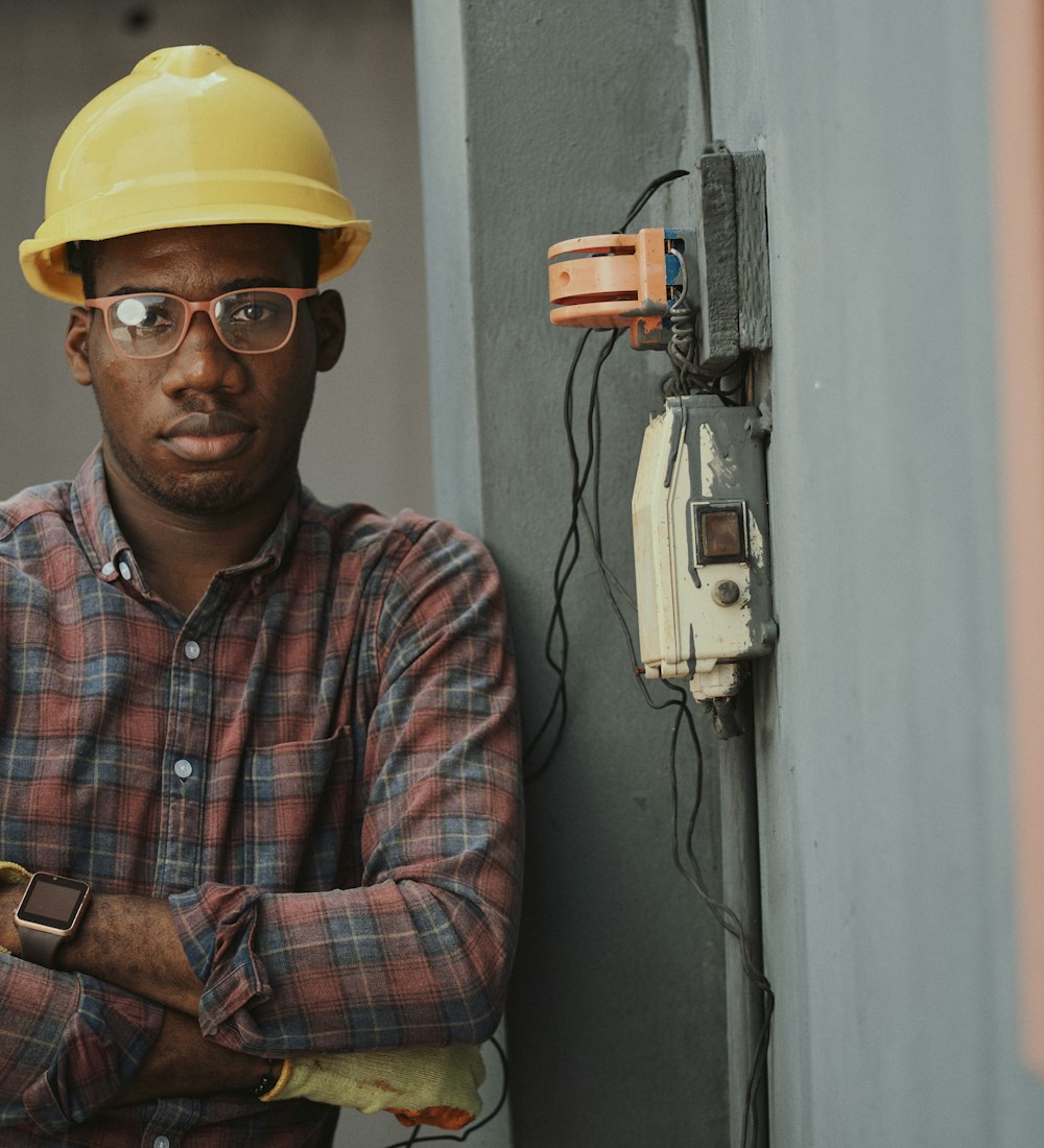 Portrait de l'artisan, casque de chantier sur la tête