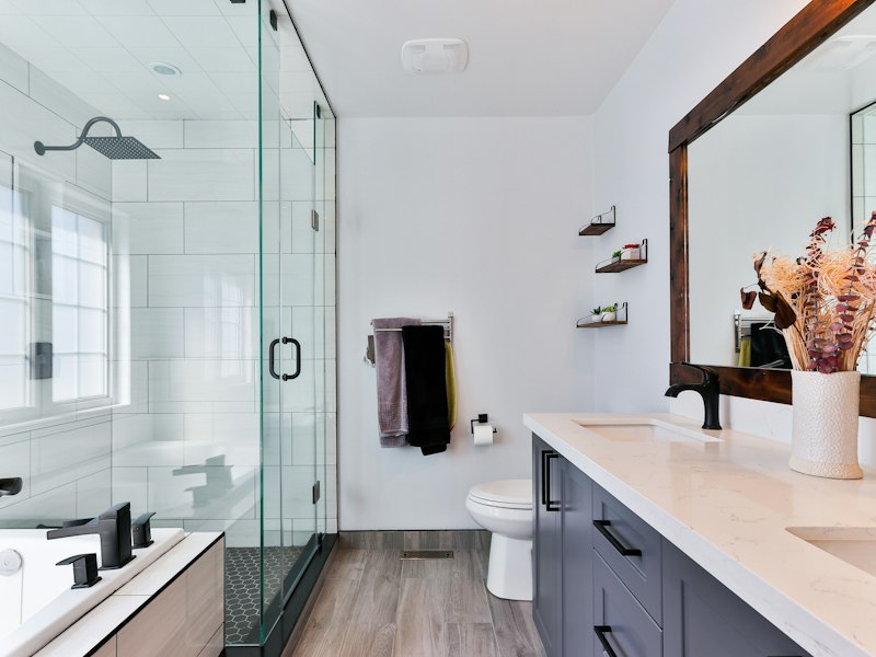 Salle de bain rénovée avec douche vitrée