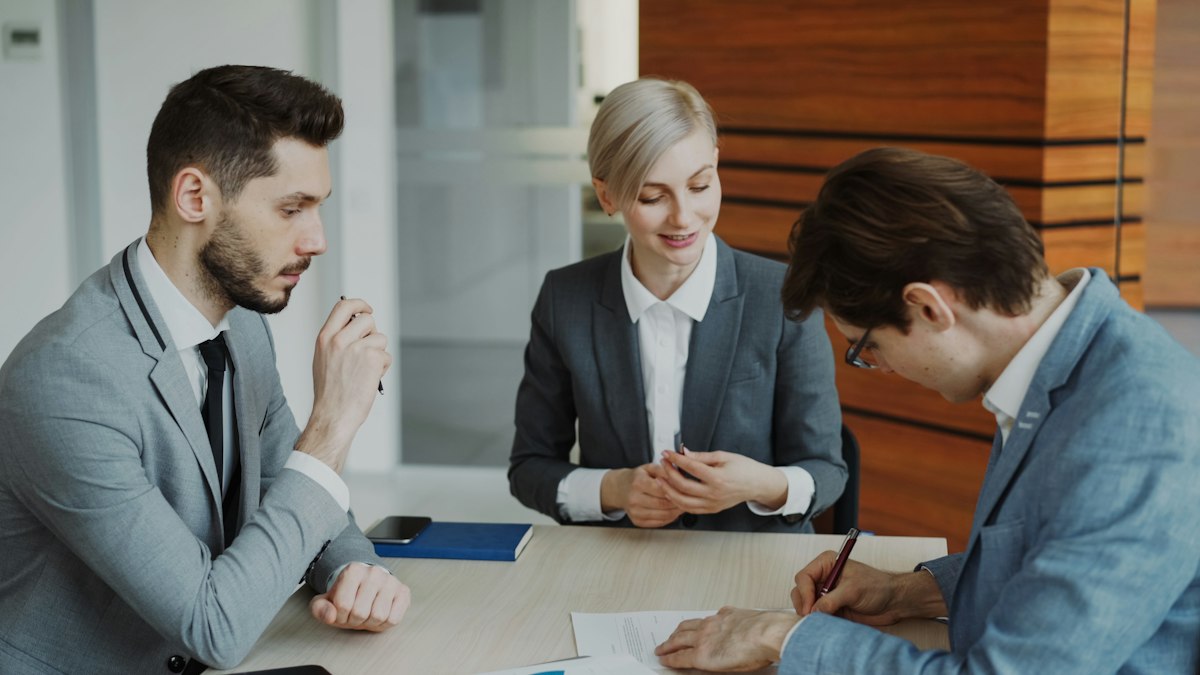 Rendez-vous entre une avocate et ses clients autour d'une table