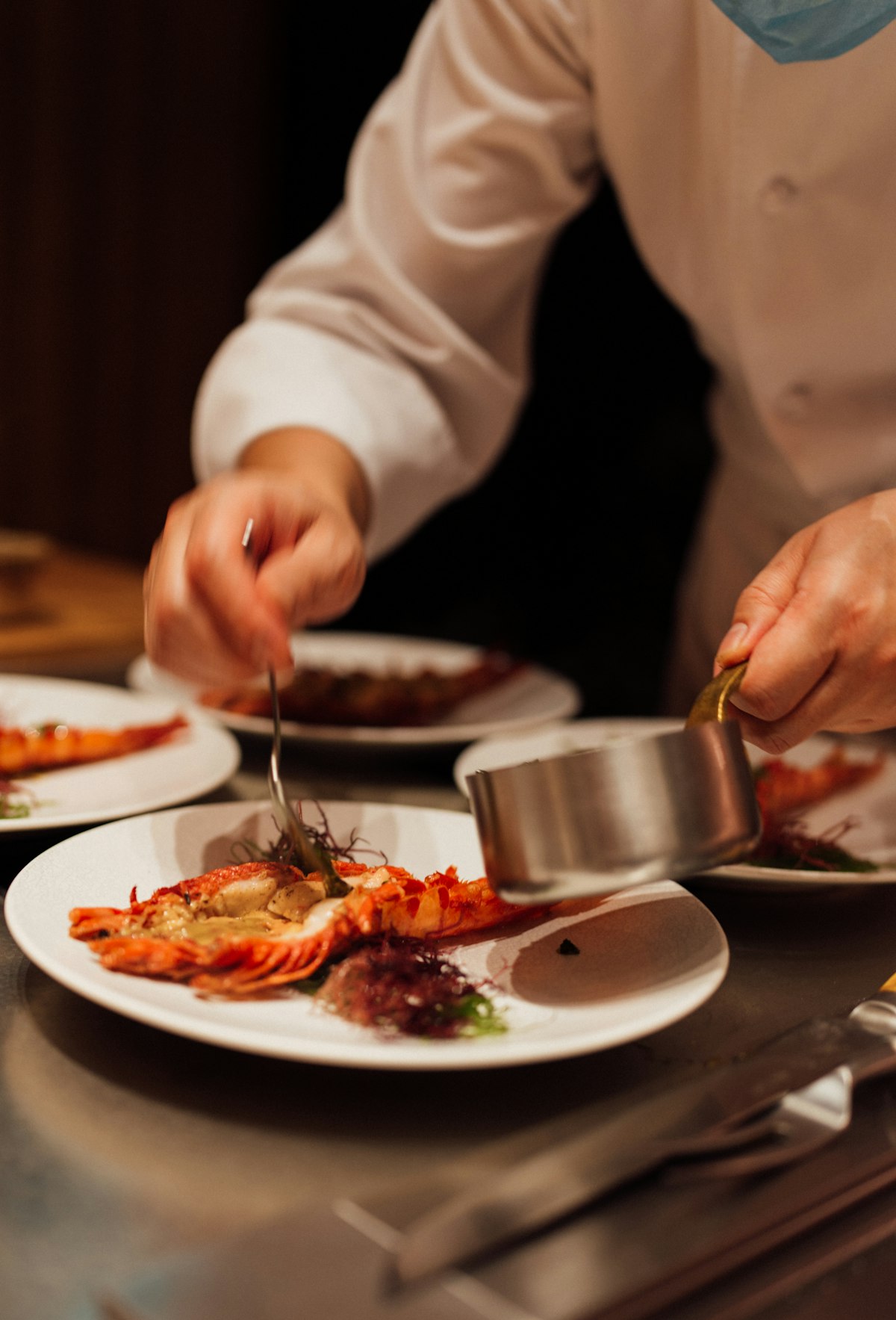 Le chef dresse une assiette en cuisine