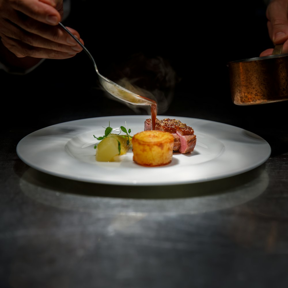 Sauce versée sur une assiette