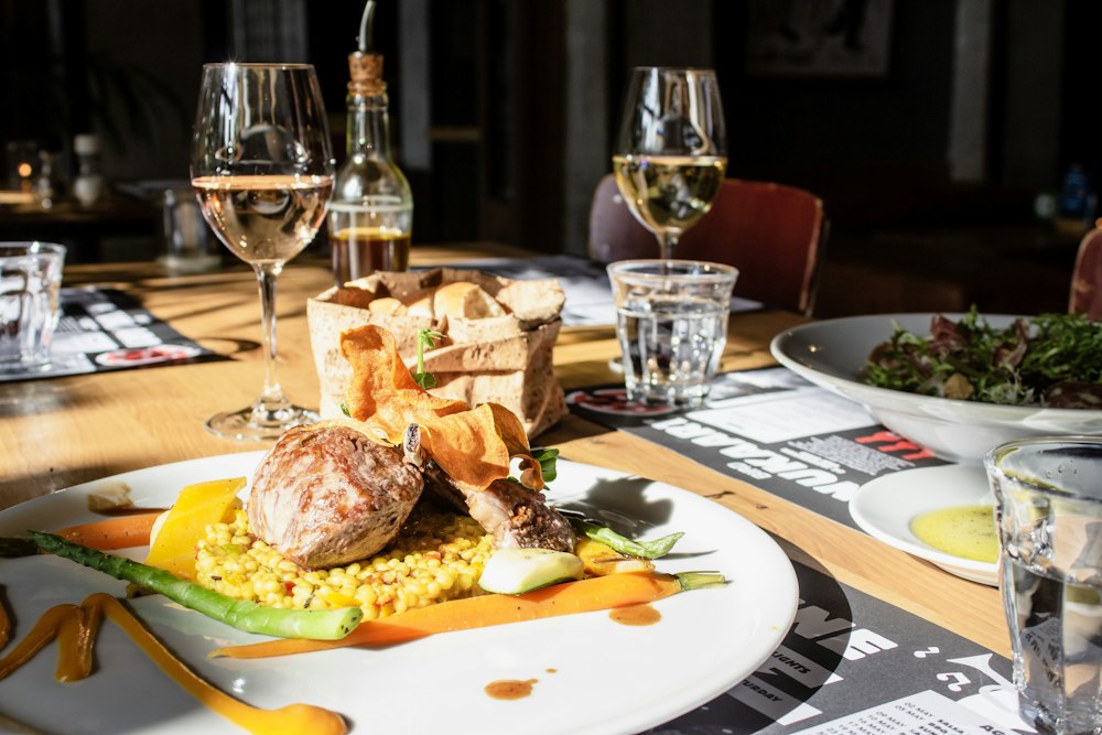 Table servie avec plats et verres de vin